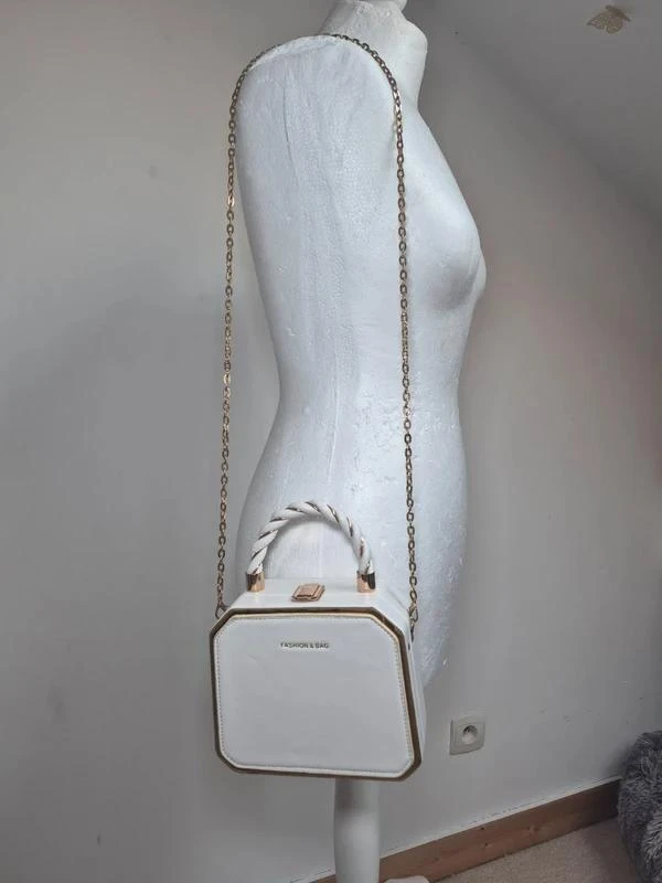 Bolso rígido blanco Fashion and Bag cadena dorada – photo 2